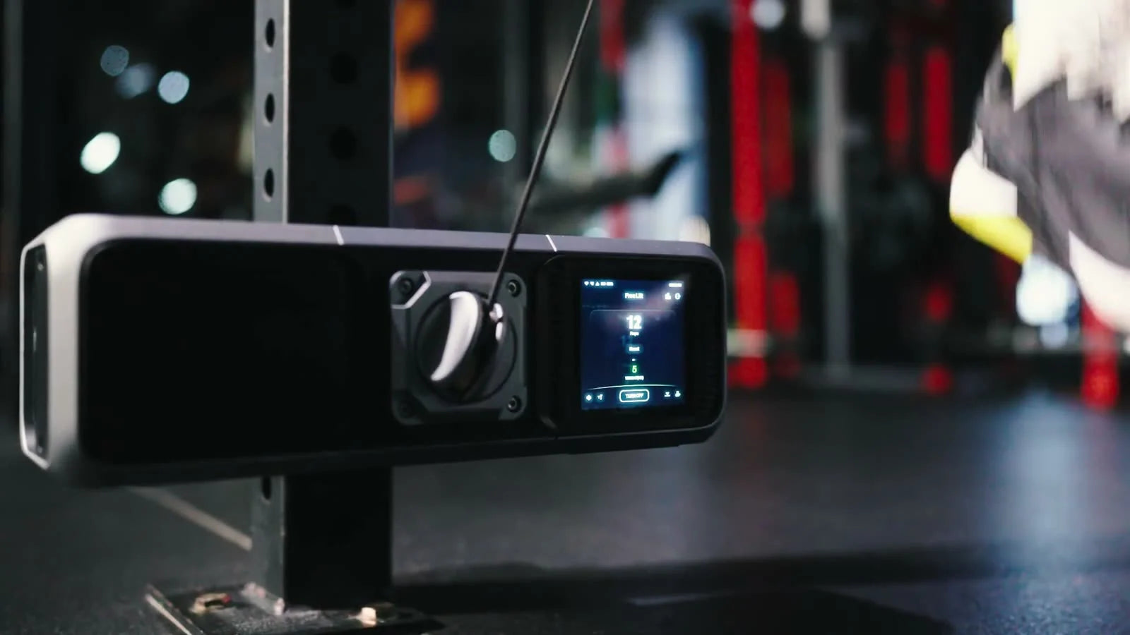 Gym Nano fixé à un rack de musculation pour l’entraînement à câble
