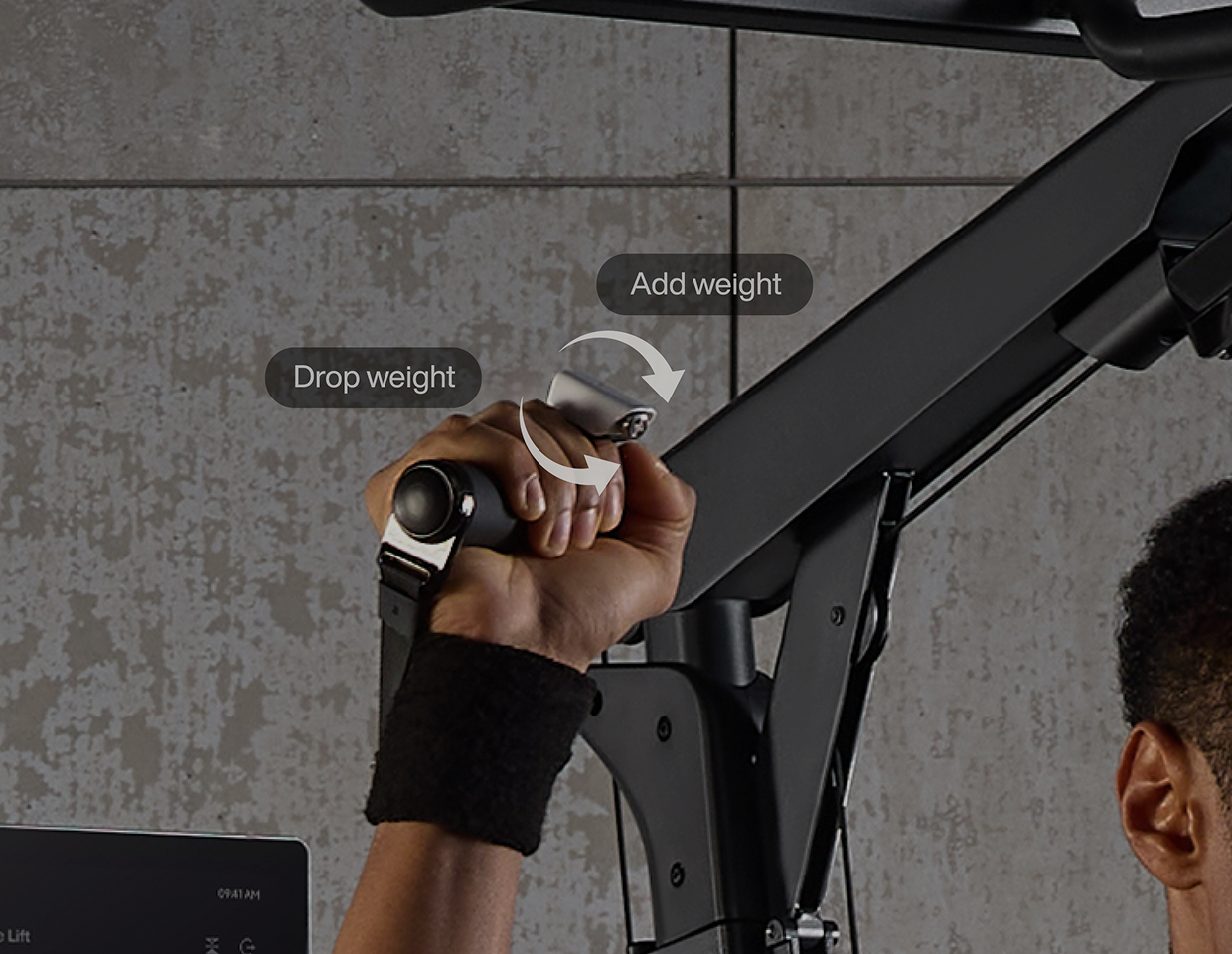 Athlète utilisant la course de câble du Gym Monster Ultra